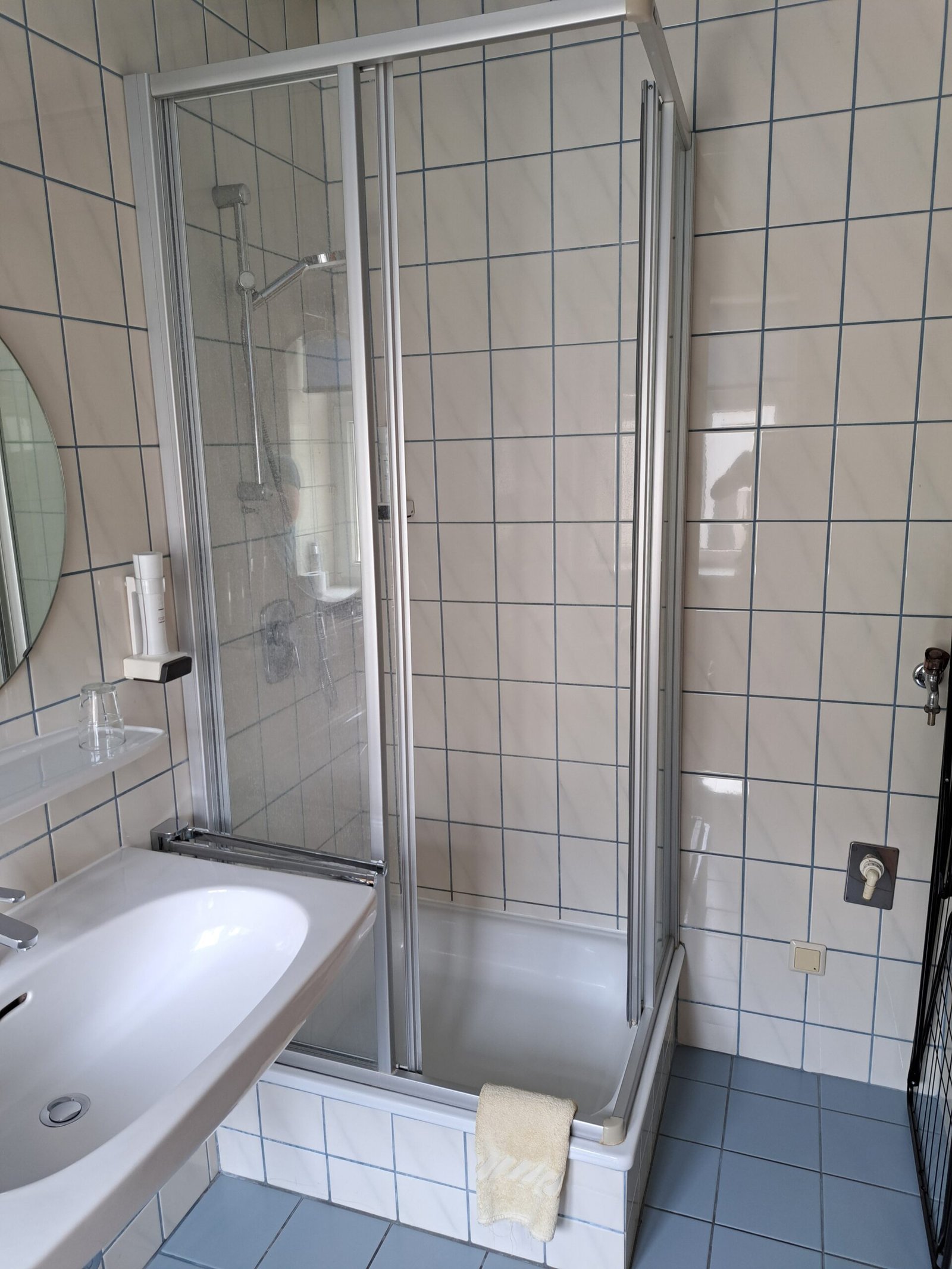 Badezimmer im Einzelzimmer mit Badewanne, Duschwand und Waschbecken