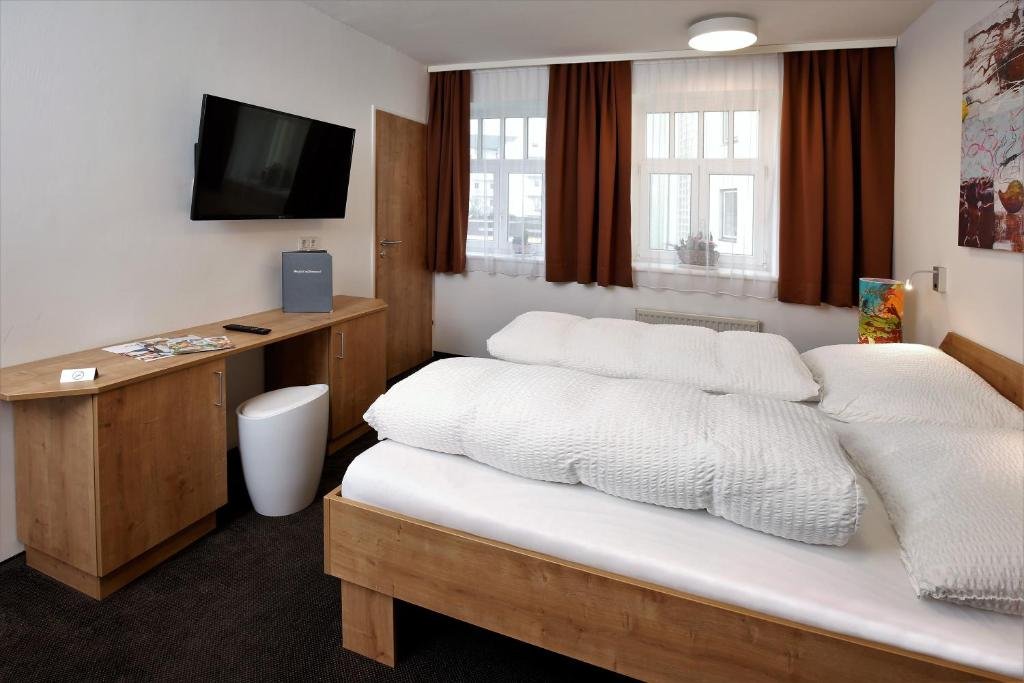 Familienzimmer mit Doppelbett, Fernseher und komfortabler Ausstattung
