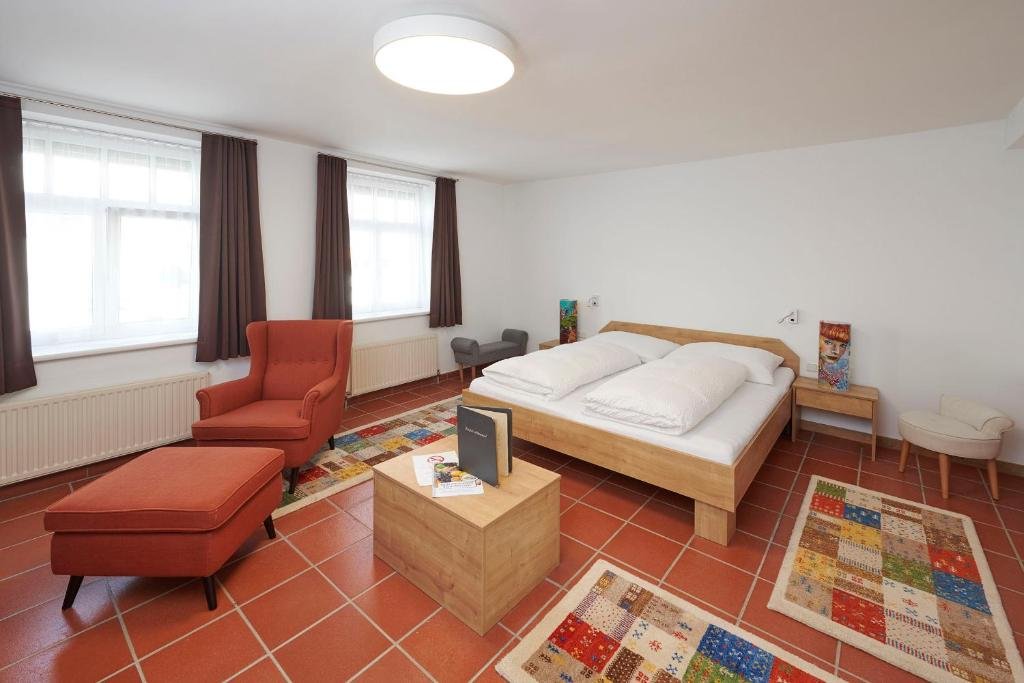 Geräumiges Familienzimmer mit Doppelbett und separatem Wohnbereich