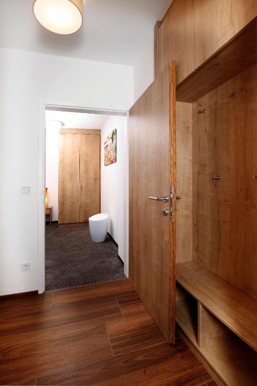 Eingangsbereich des Familienzimmers mit Garderobe und Stauraum