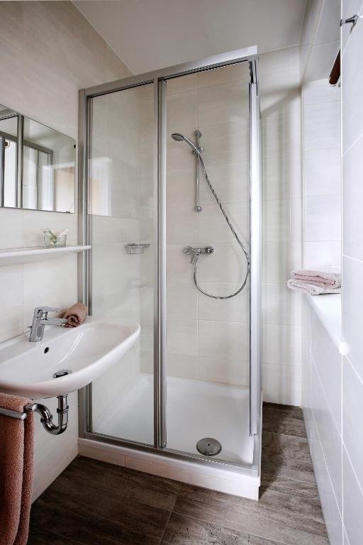 Modernes Badezimmer im Familienzimmer mit Dusche und Waschbecken