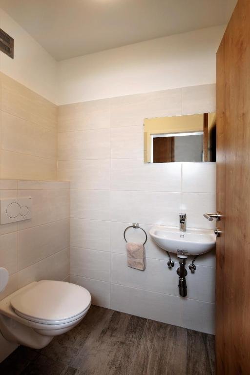 Separates WC im Familienzimmer mit Waschbecken