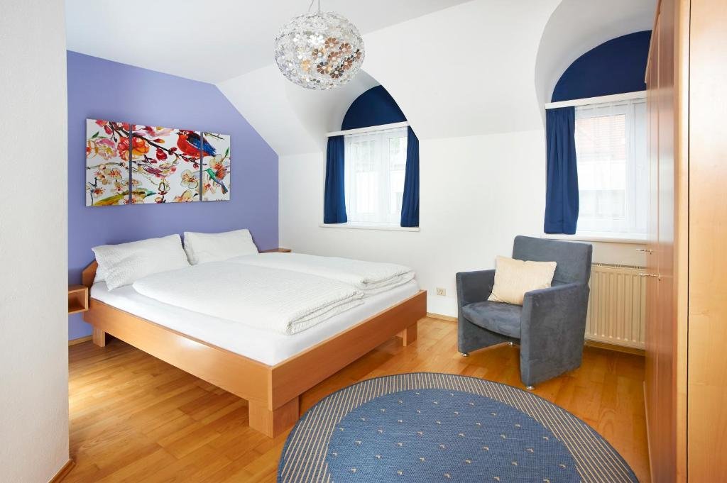 Helles Schlafzimmer der Ferienwohnung mit Doppelbett und Sitzecke