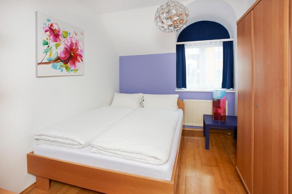 Gemütliches Schlafzimmer der Ferienwohnung mit Doppelbett und farbigen Akzenten