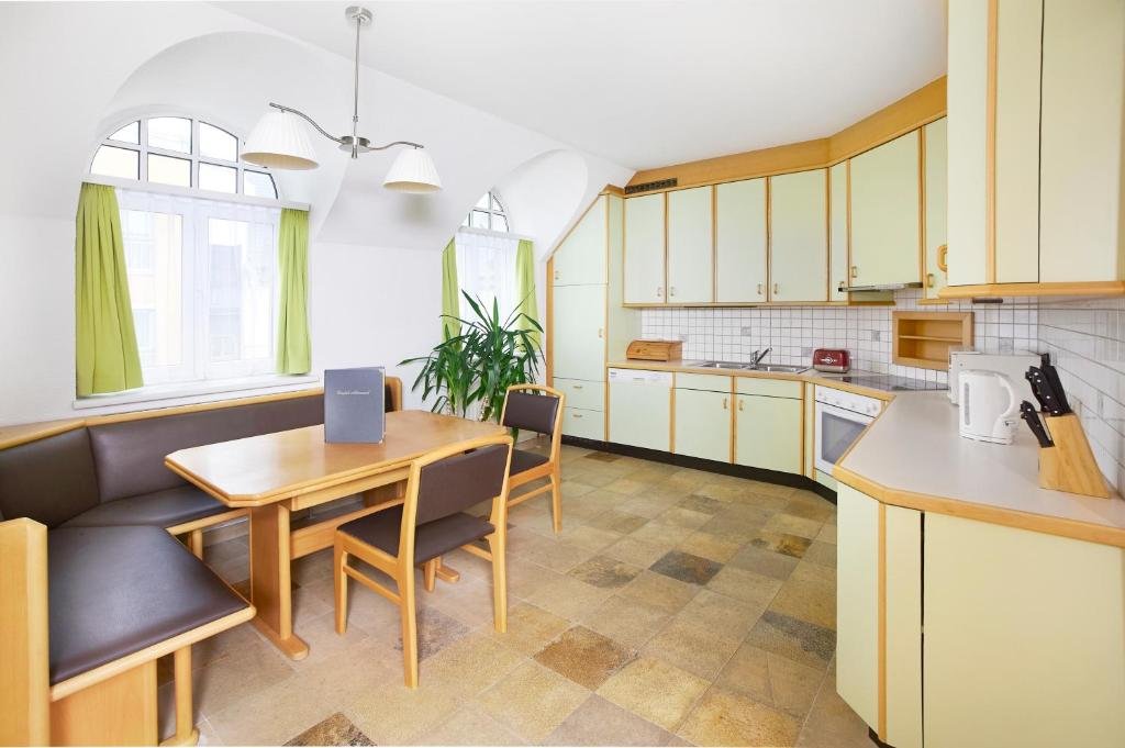Große Wohnküche der Ferienwohnung mit Essbereich und voll ausgestatteter Küche
