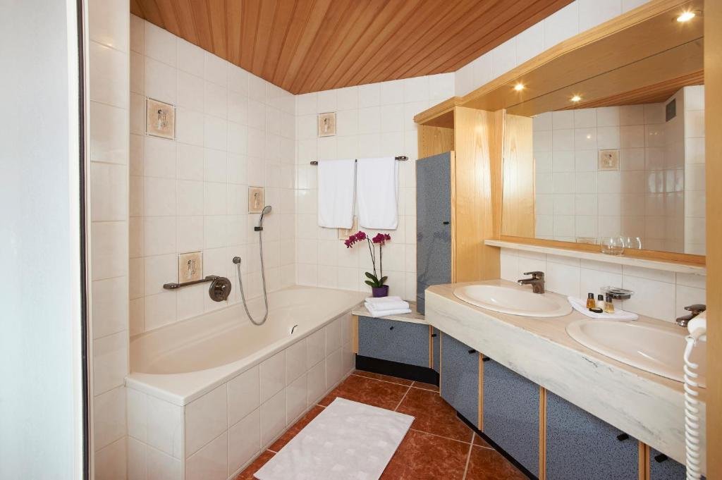 Badezimmer der Ferienwohnung mit Badewanne und Doppelwaschtisch