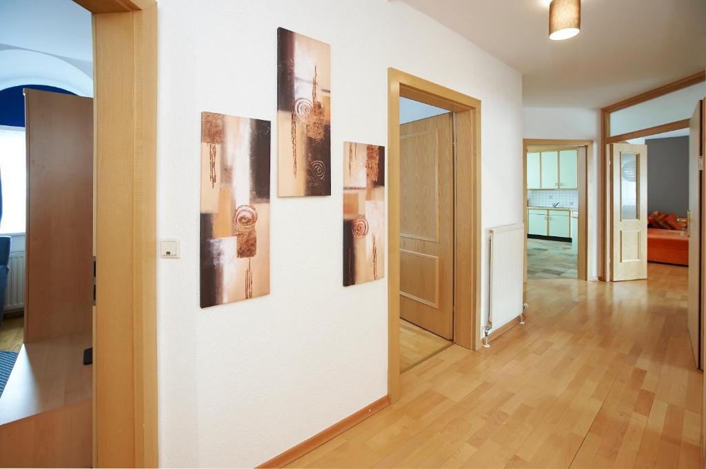Flur der Ferienwohnung mit Zugang zu Wohn- und Schlafbereichen