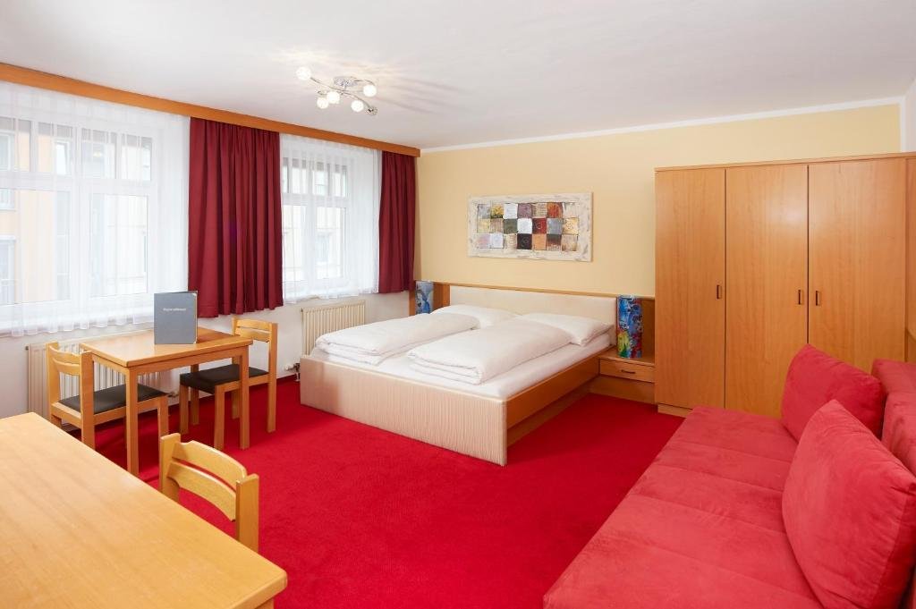 Studio-Apartment mit Doppelbett, Sofa und großzügigem Wohnraum
