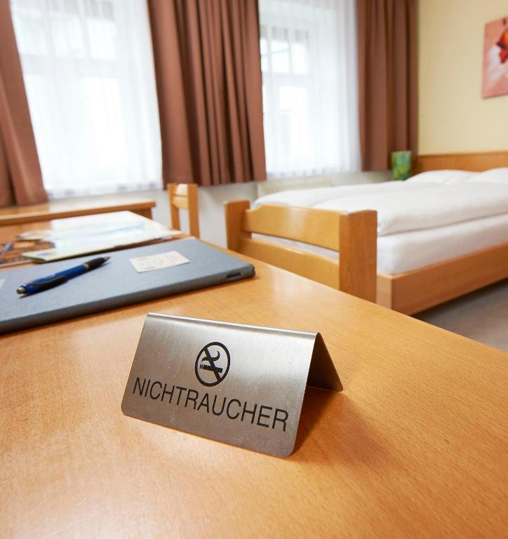 Nichtraucherzimmer mit Einzelbett und Schreibtisch