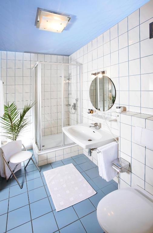 Badezimmer im Studio-Apartment mit Dusche und Waschbecken