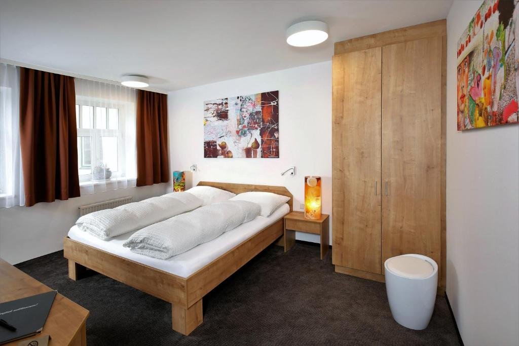 Modernes Familienzimmer mit Doppelbett, Kleiderschrank und stilvoller Einrichtung