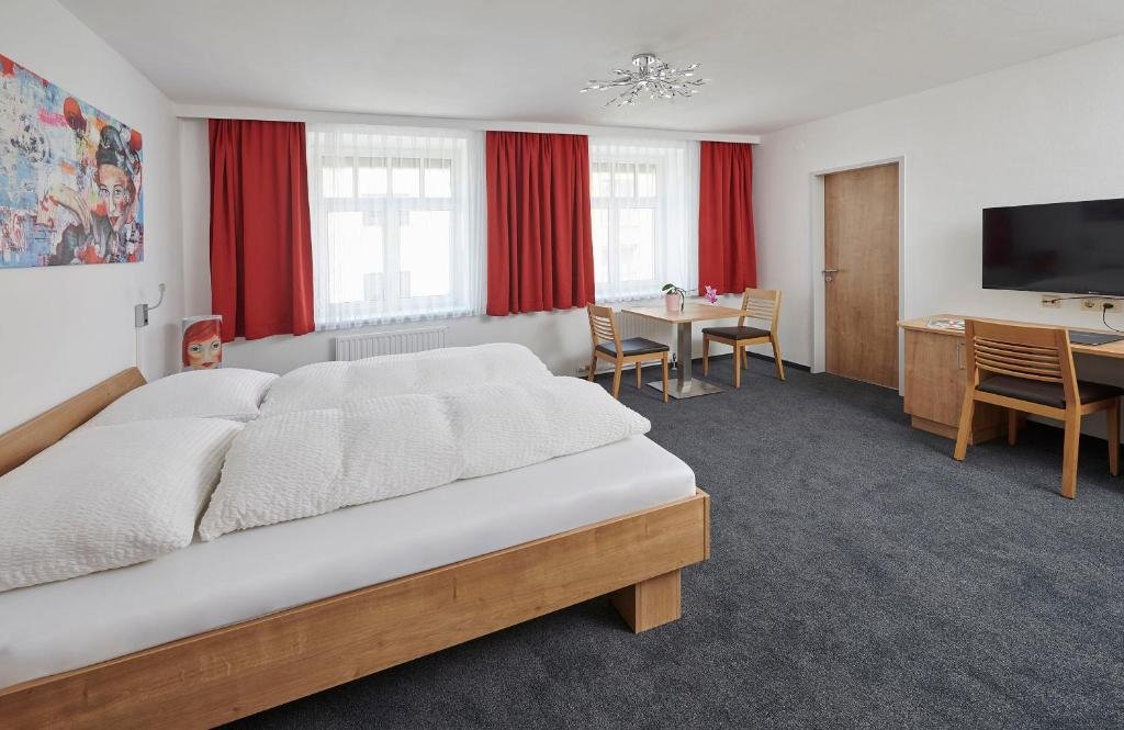 Großzügiges Studio-Apartment mit Doppelbett, Sitzbereich und Essplatz