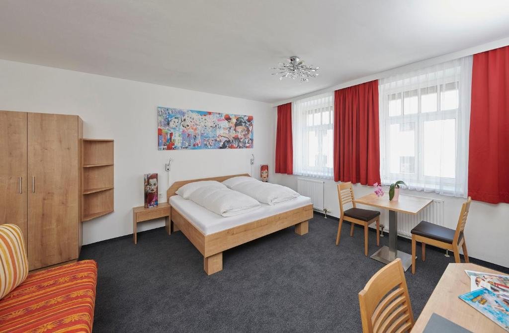 Helles Studio-Apartment mit Doppelbett und gemütlichem Wohnbereich